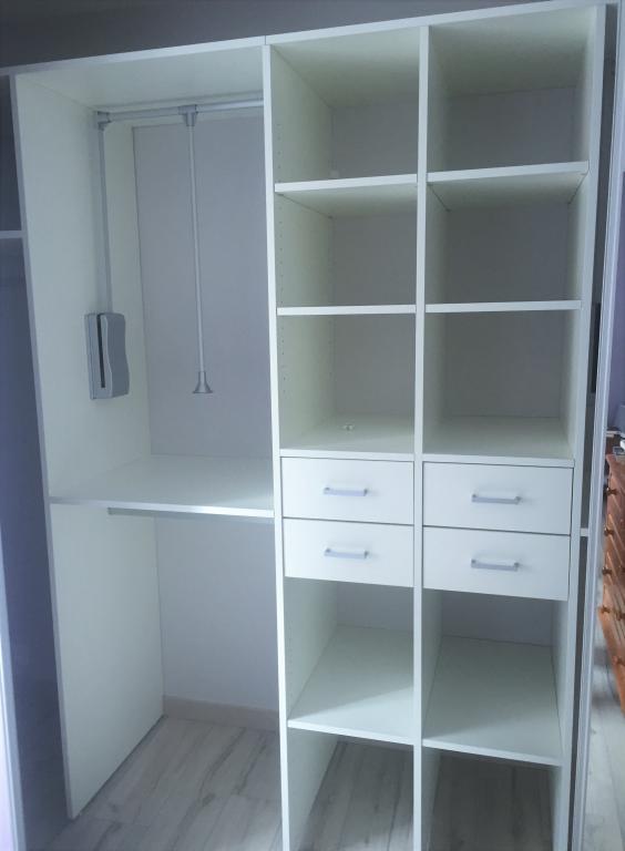 Penderie rabattable, tiroirs et tablettes amovibles