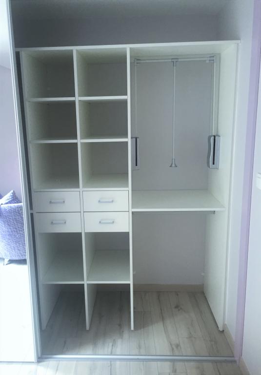 Penderie rabattable, tiroirs et tablettes amovibles